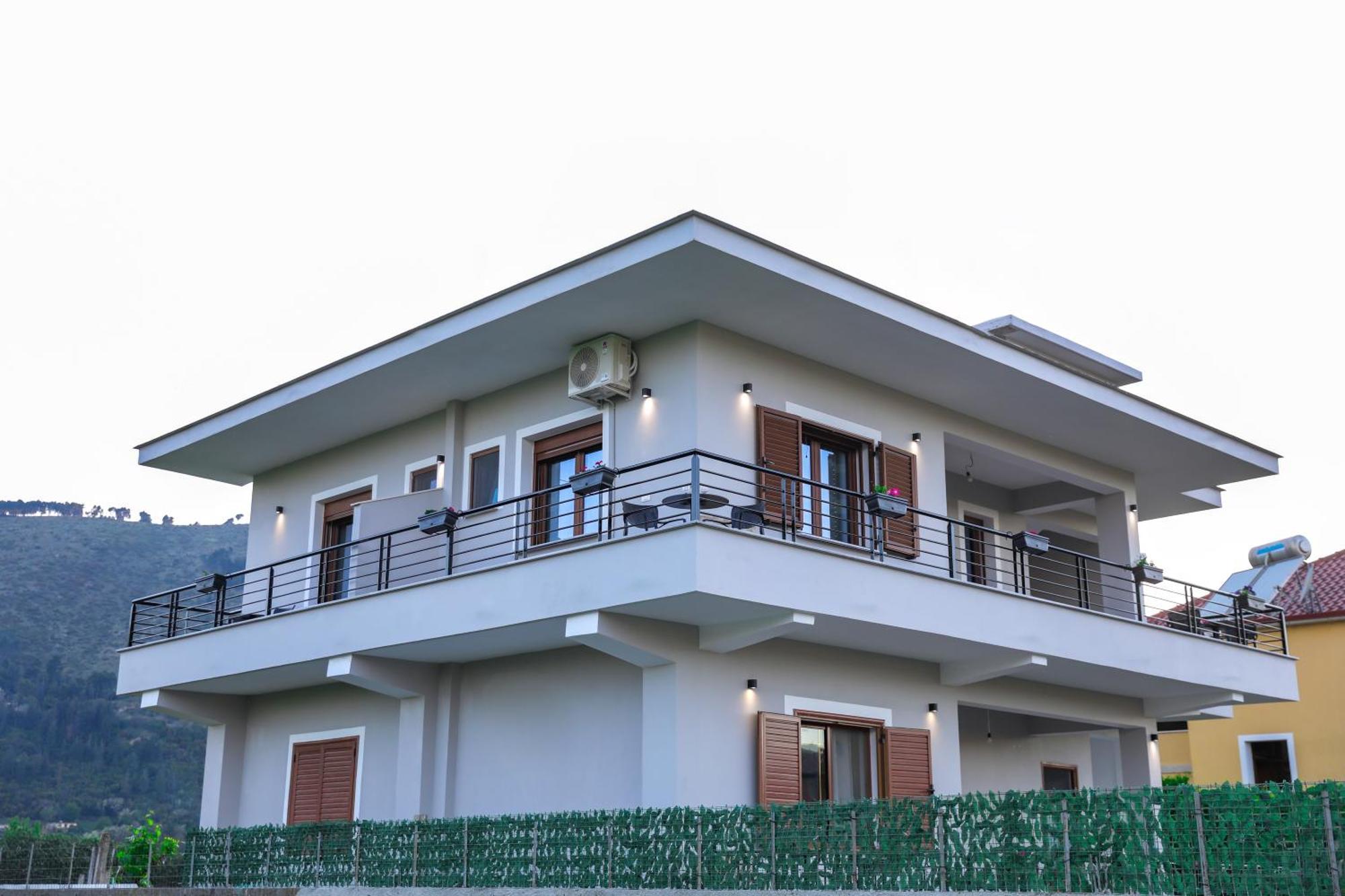 Villa Tabaku Berat Bagian luar foto